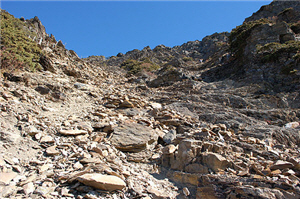 主峰前碎石坡路段