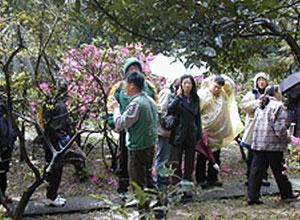 陽明國家公園的解說員，正向遊客進行解說。在分區管理之下，國家公園亦具有遊憩及生態教育的功能。