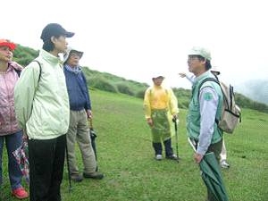 陽明山國家公園小油坑遊客中心主任呂理昌（右一）是挖掘出魚路古道和為其命名的人。