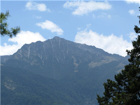 遙望崇山峻嶺的南湖大山