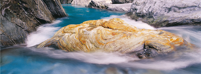 Water gurgling over stones ( by Syu Shu-hao )