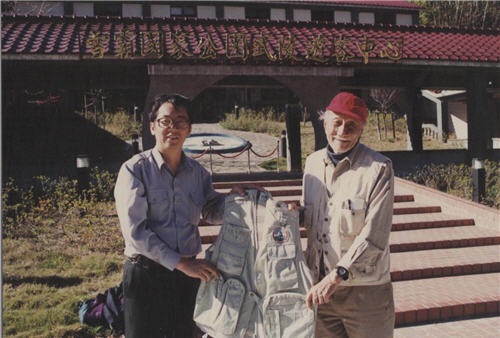 A picture of Max Liu and Deputy Director Siang-jian Wu taken in 1998.