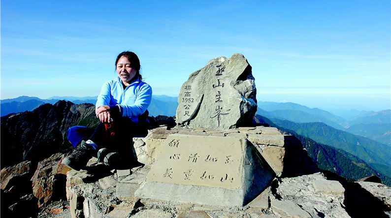 Li-min has been a mountain lover since she was a student, and has climbed numerous mountains. Photo taken at Mt. Jade Main Peak