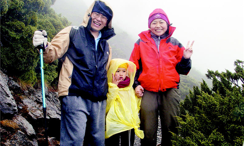 Yu-sheng followed his parents wherever they went and hence had been trained to be a natural hiker. Only a five-year-old, he was also climbing strenuously.