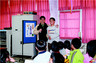 The concept of conservation needed to run deep. In the picture, Liang-li was lecturing on ecology at Siang Lin