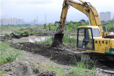 After moving to Fu-he Bridge. The excavators were digging the ecological core area