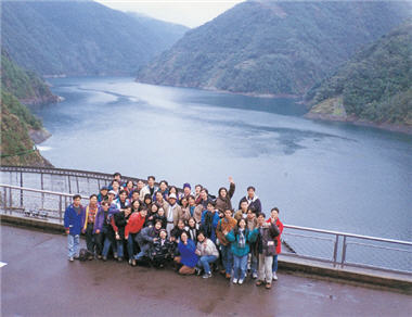 The picture was taken in 1997 when Chang took his students to Deji Reservoir for a study trip.