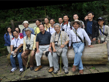 Chang and other fellow scholars were photographed at the scenic spot 'Five Generation' in Tianmushan Nature Reserve