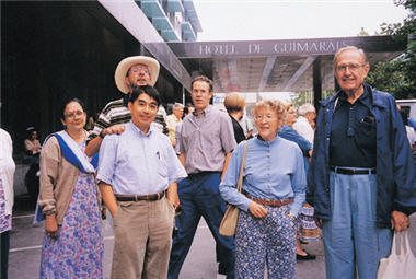 Chang has been to many countries around the world; the picture was taken in 1998 with other scholars at the gate of a hotel in Portugal